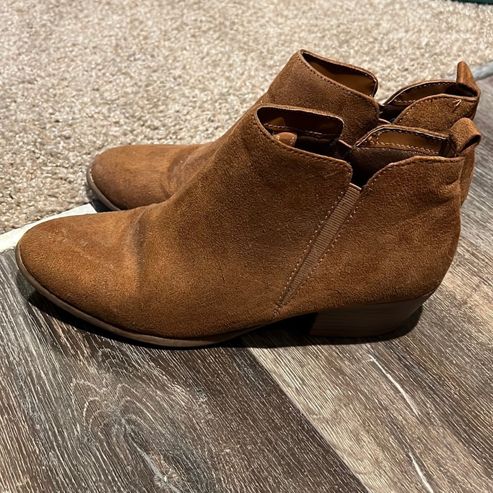 American Eagle short brown booties size 9